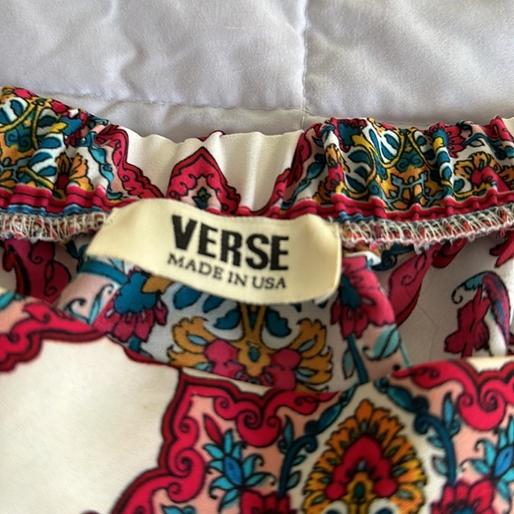 VERSE size Large flowered multi color top. - Picture 6 of 10